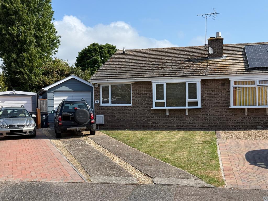 Lot: 163 - SEMI-DETACHED BUNGALOW FOR INVESTMENT - front view of the tenanted semi-detached bungalow